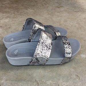 NEW Bare Traps slip on sandals 👡